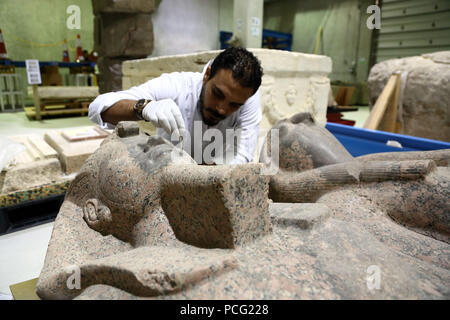 Giza in Egitto. 2 agosto, 2018. Un uomo lavora in Gran Museo Egizio (GEM) Conservation Centre di Giza in Egitto il 2 agosto 2018. Dotato di un proprio centro di energia, la stazione dei vigili del fuoco e strutture di servizio, il Centro di Conservazione edificio è considerato come una parte importante della egiziano evoluzione culturale e il patrimonio. Credito: Ahmed Gomaa/Xinhua/Alamy Live News Foto Stock