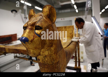 Giza in Egitto. 2 agosto, 2018. Un uomo lavora in Gran Museo Egizio (GEM) Conservation Centre di Giza in Egitto il 2 agosto 2018. Dotato di un proprio centro di energia, la stazione dei vigili del fuoco e strutture di servizio, il Centro di Conservazione edificio è considerato come una parte importante della egiziano evoluzione culturale e il patrimonio. Credito: Ahmed Gomaa/Xinhua/Alamy Live News Foto Stock