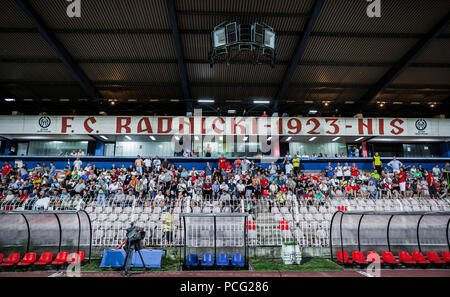 Cair Stadium, Nis, Serbia. 2 agosto, 2018. UEFA Europa League qualificazione, secondo turno di qualificazione, seconda gamba; Radnicki Nis contro il Maccabi Tel Aviv; vista del Cair Stadium come la folla file in credito: Azione Sport Plus/Alamy Live News Foto Stock