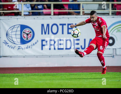 Cair Stadium, Nis, Serbia. 2 agosto, 2018. UEFA Europa League qualificazione, secondo turno di qualificazione, seconda gamba; Radnicki Nis contro il Maccabi Tel Aviv; Nikola Aksentijevic di Radnicki Nis attraversa nell'area Credito: Azione Sport Plus/Alamy Live News Foto Stock