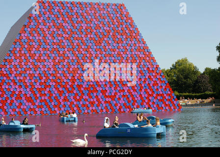 Londra, UK, 2 agosto 2018. Regno Unito: Meteo London Mastaba sculptue dall artista Christo fatta di 7506 barili di 20 metri galleggia sulla serpentina. Il canottaggio sulla serpentina in Hyde Park in Europa esperienze a temperature elevate. Credito: JOHNNY ARMSTEAD/Alamy Live News Foto Stock