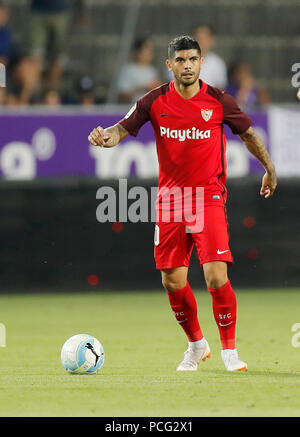 Budapest, Ungheria. 2 agosto 2018. Mai Banega di Sevilla FC controlla la sfera durante la UEFA Europa League secondo turno di qualificazione di seconda gamba match tra Újpest FC e Sevilla FC a Ferenc Szusza Stadium il 2 agosto 2018 a Budapest, Ungheria. Credito: Laszlo Szirtesi/Alamy Live News Foto Stock