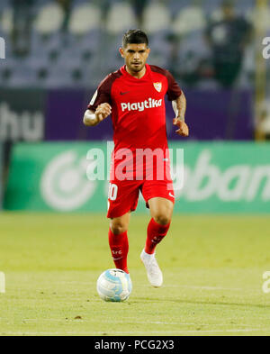 Budapest, Ungheria. 2 agosto 2018. Mai Banega di Sevilla FC controlla la sfera durante la UEFA Europa League secondo turno di qualificazione di seconda gamba match tra Újpest FC e Sevilla FC a Ferenc Szusza Stadium il 2 agosto 2018 a Budapest, Ungheria. Credito: Laszlo Szirtesi/Alamy Live News Foto Stock