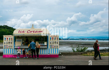 Cramond, Edimburgo, Scozia, Regno Unito, 2 agosto 2018. Persone che acquistano gelati da Fotheringham's ice cream stallo in una soleggiata giornata estiva al litorale nel villaggio Foto Stock