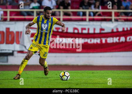 Cair Stadium, Nis, Serbia. 2 agosto, 2018. UEFA Europa League qualificazione, secondo turno di qualificazione, seconda gamba; Radnicki Nis contro il Maccabi Tel Aviv; Eyal Golasa di Maccabi Tel Aviv con il credito a sfera: Azione Plus sport/Alamy Live News Foto Stock