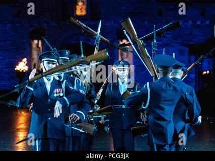 Edinburgh, Regno Unito. 2 agosto 2018. Il cast della spettacolare Royal Edinburgh Tattoo militare eseguire insieme in piena abiti sul Castello di Edimburgo Esplanade. Il tatuaggio si svolge dal 3 agosto 2018 al 25 agosto 2018. Credito: ricca di Dyson/Alamy Live News Foto Stock