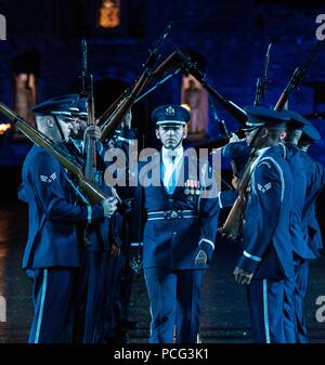 Edinburgh, Regno Unito. 2 agosto 2018. Il cast della spettacolare Royal Edinburgh Tattoo militare eseguire insieme in piena abiti sul Castello di Edimburgo Esplanade. Il tatuaggio si svolge dal 3 agosto 2018 al 25 agosto 2018. Credito: ricca di Dyson/Alamy Live News Foto Stock