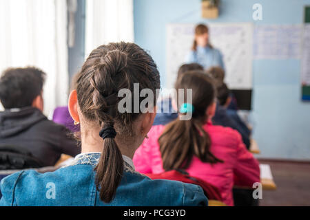 A scuola i bambini partecipano attivamente in classe. L'istruzione. Foto Stock