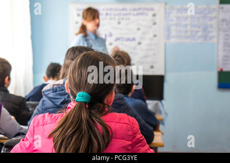 A scuola i bambini partecipano attivamente in classe. L'istruzione. Foto Stock