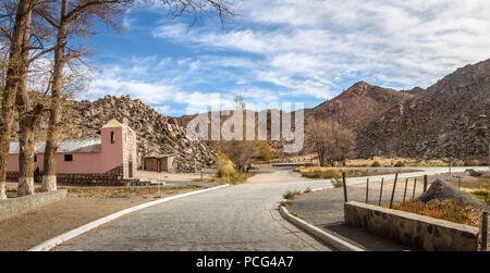 Vista panoramica di Santa Rosa de Tastil Village e Santa Rosa de Lima - Cappella di Santa Rosa de Tastil, Salta, Argentina Foto Stock