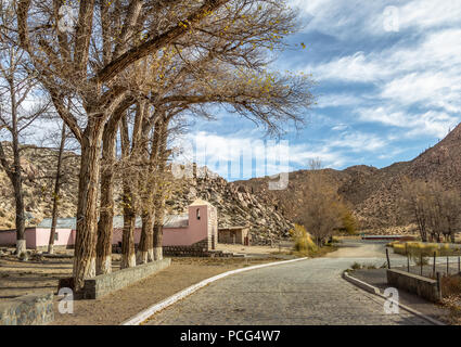 Santa Rosa de Tastil Village e Santa Rosa de Lima - Cappella di Santa Rosa de Tastil, Salta, Argentina Foto Stock