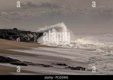 A nord della costa portoghese sotto forte temporale Foto Stock