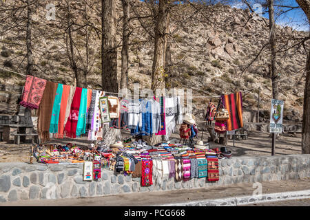 Venditore di artigianato a Santa Rosa de Tastil Village - Santa Rosa de Tastil, Salta, Argentina Foto Stock