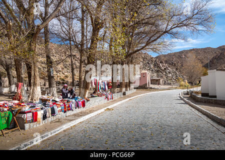 Venditore di artigianato a Santa Rosa de Tastil Village - Santa Rosa de Tastil, Salta, Argentina Foto Stock