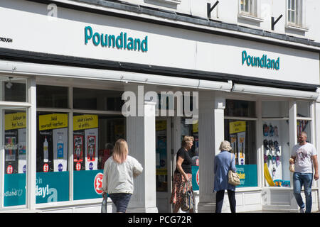 Poundland negozio di fronte con la gente camminare passato sulla strada alta. Foto Stock