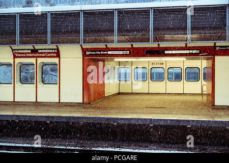 Kaisermühlen - VIC Centro internazionale di Vienna La stazione della metropolitana sulla linea U1 della U-Bahn rapid transit nella neve pesante di un inverno blizzard AUSTRIA Foto Stock