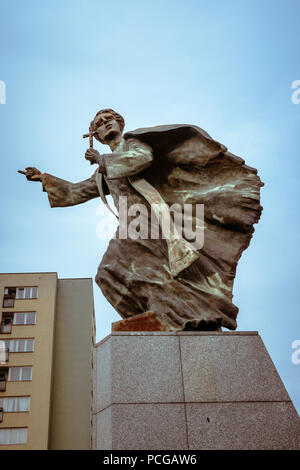 Drammatica statua del Padre Ignancy Jan Skorupka, eroe della battaglia di Varsavia, scolpita da Andrzej Renes nel 2005, al di fuori di San Florians cattedrale, Polonia Foto Stock
