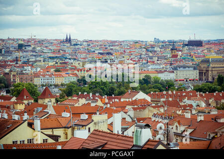 Vista sui tetti e la città di Praga in una giornata noiosa. Mostra il luminoso gli edifici colorati, le chiese, architettura, statue e m Foto Stock