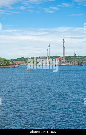 Stoccolma, Svezia - Luglio 11, 2018: barche per escursioni turistiche e traghetto per lunga distanza percorsa nella parte anteriore della skyline di Stoccolma a Stadsgardskajen il 1 luglio Foto Stock