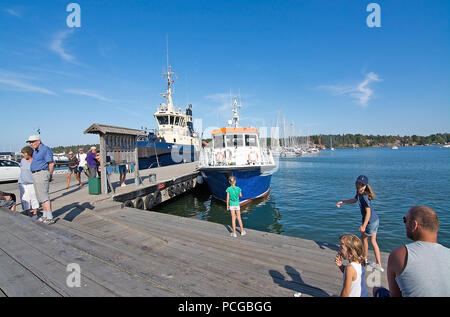 Nynäshamn, Svezia - Luglio 18, 2018: Nynas marina e porto con barche e mare sulla luglio 18, 2018 in Nynashamn, Svezia. Foto Stock