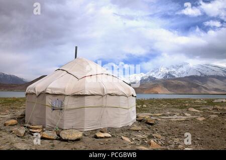 La yurta di fronte Lago Karakul nello Xinjiang Uighur regione autonoma della Cina con Muztagh Ata hill in background. Foto Stock