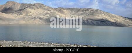 Lago Karakul e il suo famoso paesaggio nello Xinjiang Uighur regione autonoma della Cina è il lago più alto dell'altopiano del Pamir. Foto Stock