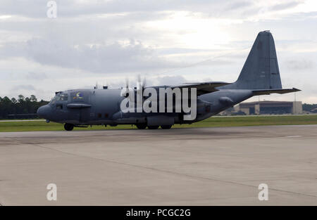 Un U.S. Air Force AC-130H, Spectre Gunship aeromobile assegnati al XVI Special Operations Wing, taxi per decollare dal campo Hurlburt Fla., come aeromobile assegnati all'ala partono per Fort Campbell, Ky., in preparazione per l'imminente arrivo di uragano Ivan, a Hurlburt Field, Fla, sul Sett. 12, 2004. (US Air Force Foto Stock