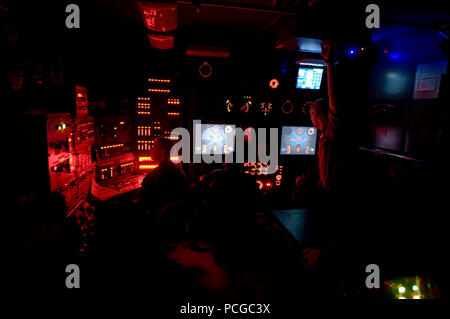 Gli studenti imparano a base controlli sottomarino mentre partecipate a navi di base cabina di comando. Questo trainer insegna loro le nozioni di base sul controllo delle navi e gli ordini di base presso la base di sottomarini arruolato Scuola Navale presso la base di sottomarini di New London, Conn. Foto Stock