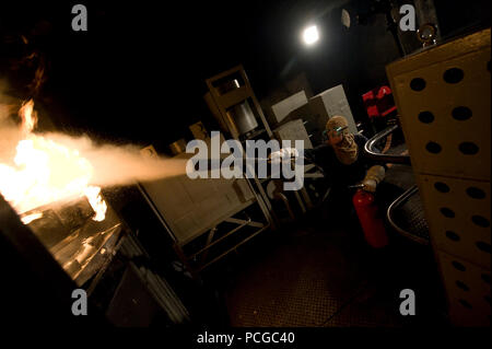 Uno studente spegne un incendio di origine elettrica utilizzando CO2 nel controllo del danno ad alto rischio trainer presso la base di sottomarini arruolato Scuola Navale presso la base di sottomarini di New London, Conn. Foto Stock