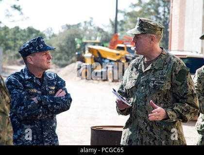 VIRGINIA BEACH, Va. (marzo. 13, 2013) Adm. Bill Gortney, comandante della U.S. Le forze della flotta (sinistra), parla con il cap. John Coffey, vice comandante, l'eliminazione degli ordigni esplosivi gruppo (EODGRU) 2 (a destra) durante la sua visita al giunto di base Expeditionary poco Creek-Fort Storia Marzo 13. Stati Uniti Navy EOD è il mondo del premier forza di combattimento per contrastare i rischi di esplosione e condurre immersioni expeditionary e recupero. Foto Stock