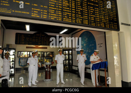 Adm. Gary Roughead, capo di operazioni navali, sinistra, firma il libro degli ospiti mentre giravamo la navigazione e la Scuola di Direzione a INS Garuda in Cochin, India. Foto Stock