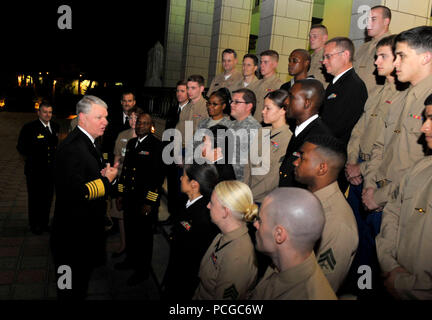 Stati Uniti La Marina Capo di operazioni navali Adm. Gary Roughead, terra di mezzo a sinistra, si incontra con i marinai e U.S. Marines assegnato al Naval Medical Research Unit 3 durante la conduzione di una controparte visita con l'Egiziano forze navali del Cairo in Egitto, nov. 10, 2009. Foto Stock