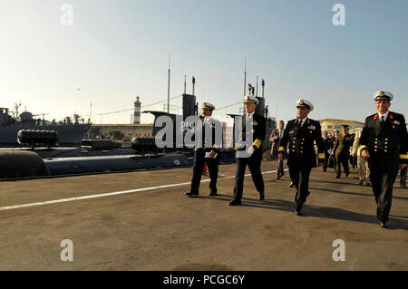 Stati Uniti La Marina Capo di operazioni navali Adm. Gary Roughead, la seconda da sinistra, riceve un tour della flotta della marina militare egiziano Vice Adm. Mohab Mameesh, sinistra, comandante in capo, e altri senior leadership durante un tour di Alessandria Base Navale, Egitto, nov. 11, 2009. Foto Stock