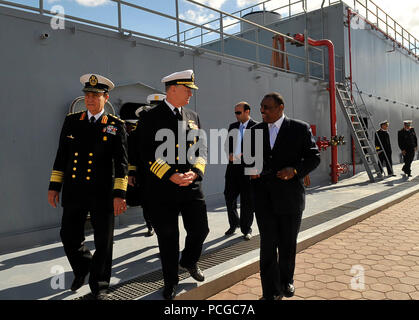 Stati Uniti La Marina Capo di operazioni navali Adm. Gary Roughead, secondo da destra, parla con Mike Reed, responsabile della formazione della marina militare egiziano antincendio e danno il controllo scuola, ad Abu Qir Base Navale, Egitto, nov. 12, 2009. Foto Stock