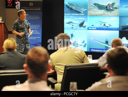 PEARL HARBOR (Feb, 6, 2014) Adm. Harry B. Harris Jr., comandante della U.S. Flotta del Pacifico, spiega come la marina militare sta portando è più moderne attrezzature per la Indo-Asia-Pacifico come parte di America's riequilibrare la regione durante il suo discorso di apertura alla forza combinata di componente navale bandiera comandante corso. Foto Stock