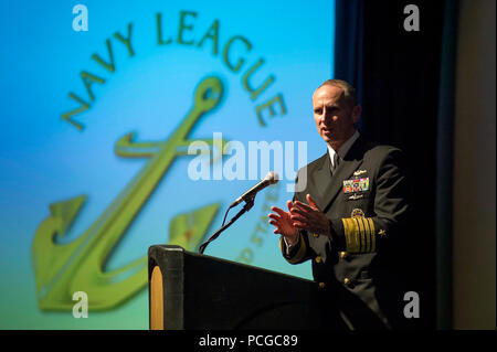 NORFOLK (GEN. 28, 2015) Capo di operazioni navali (CNO) Adm. Jonathan Greenert parla all'annuale Hampton Roads Navy League cena dove egli ha fornito al gruppo con un aggiornamento di stato sulla marina. Greenert ha parlato con ADM. Philip Davidson, comandante della U.S. Le forze della flotta comando (USFF) all'USFF quartier generale per un ufficio chiamata e USFF tutti-flag riunioni ufficiali. Foto Stock