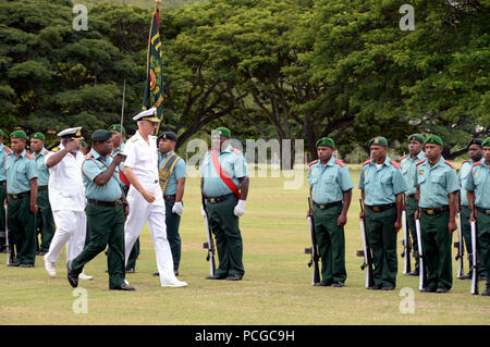 PORT MORESBY, Papua Nuova Guinea (15 aprile 2014) Adm. Samuel J. Locklear, III, comandante della U.S. Pacifico Comando, conduce un open ranghi ispezione a Murray caserma come parte della parata di benvenuto. Locklear è in Papua Nuova Guinea per soddisfare con il paese del leader politici e militari di riaffermare la U.S-Papua Nuova Guinea relazioni bilaterali e la forza della partnership. Foto Stock