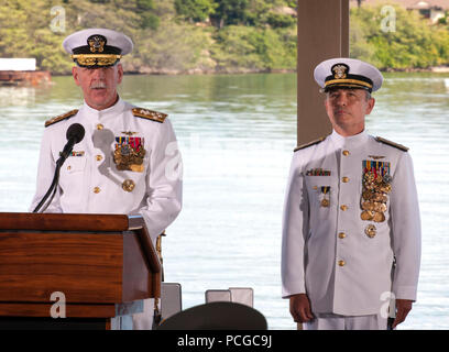 PEARL HARBOR (27 maggio 2015) Adm. Scott H. Swift legge i suoi ordini come egli assume il comando degli STATI UNITI Flotta del Pacifico da ADM. Harry B. Harris Jr., destra durante il giunto U.S. Comando del Pacifico e Stati Uniti Flotta del pacifico cambio di comando cerimonia alla base comune Harbor-Hickam perla. Swift alleviato Harris come NEGLI STATI UNITI Flotta del Pacifico commander e Harris ha assunto il comando della U.S. Pacifico Comando da ADM. Samuel J. Locklear III. Foto Stock