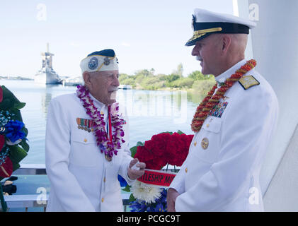 PEARL HARBOR (dec. n. 7, 2017) Adm. Scott Swift, commander, U.S. Flotta del Pacifico, a destra e a Pearl Harbor superstite Delton "Wally" in muratura, sinistra, parlare a seguito della conclusione dell'omaggio floreale a bordo della USS Arizona Memorial durante il 76° anniversario degli attacchi di Pearl Harbor e Oahu in corrispondenza della giunzione base Harbor-Hickam perla. La 76th commemorazione, co-ospitato dal governo degli STATI UNITI Militari, il Parco Nazionale di Servizio e lo stato delle Hawaii, purché i veterani, familiari dei membri e della Comunità la possibilità di onorare i sacrifici da parte di coloro che erano presenti 7 dicembre, 1941, nonché attraverso Foto Stock