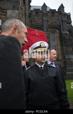 Il Comandante supremo alleato in Europa, ADM. James G. Stavridis, visite guidate al Castello di Edimburgo, Scozia, nov. 16. Stavridis è in città per assistere alla 55th annuale di Assemblea parlamentare della NATO al Centro Conferenze Internazionale di Edimburgo. (NATO Foto Stock