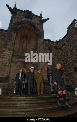 Il Comandante supremo alleato in Europa, ADM. James G. Stavridis, visite guidate al Castello di Edimburgo, Scozia, nov. 16. Stavridis è in città per assistere alla 55th annuale di Assemblea parlamentare della NATO al Centro Conferenze Internazionale di Edimburgo. (NATO Foto Stock