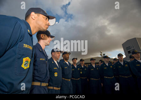 I membri dell'equipaggio di USS Miami (SSN 755) ascoltare come U.S. Comando europeo, Commander, ADM. James G. Stavridis, visite il sottomarino nucleare in porto a Sua Maestà la Base Navale di Clyde, al di fuori di Glasgow, Scozia. Stavridis si è congratulato con la troupe sul completamento di un successo otto mesi di implementazione di routine e desiderava che i loro mari equo come continuano sulla loro strada di casa. (NATO Foto Stock