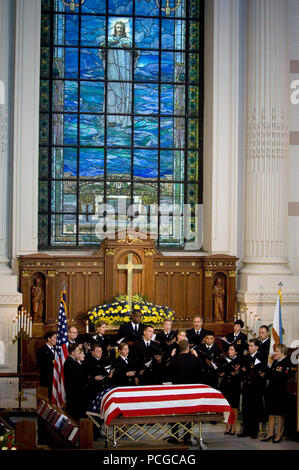 Gli Stati Uniti La banda della marina Sea Chanters coro canta "Amazing Grace", durante il memoriale di servizio per ADM. William J. Crowe, undicesimo presidente del Comune di capi di Stato Maggiore, morto 18 ottobre all'età di 82. Foto Stock