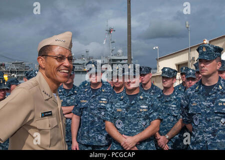 Adm. Cecil Haney, comandante della U.S. Flotta del Pacifico, risponde alle domande dei membri del servizio assegnato al comandante, Squadriglia Sommergibili 15, e il sommergibile offerte USS Frank cavo (come 40) e USS Emory S. Land (come 39), a Polaris Point. Haney ha visitato le installazioni militari su Guam prima di ritornare alla sua sede in Hawaii. Foto Stock