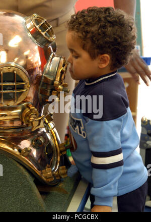 Fla. (feb. 27, 2008) un giovane ragazzo in Pre-Kindergarten volontario classi 2 e 3 in corrispondenza della stazione navale Child Development Center, ispeziona le immersioni casco utilizzato negli anni precedenti da parte della Marina divers. Chief Warrant Officer Lester Burke, sul personale di U.S. Forze Navali Comando meridionale, ha parlato a 4 e 5 anni di eta in onore della storia nero al mese. Stati Uniti Navy Foto Stock