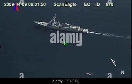 OCEAN (9 aprile 2009) Ancora in un frame da video rilasciato dal governo degli STATI UNITI Navy preso dalla scansione Eagle drone, visite-missile destroyer USS Bainbridge (DDG 96) è attualmente in corso nei pressi di un 28-piede scialuppa di salvataggio da parte degli Stati Uniti-contenitore contrassegnato nave Maersk Alabama Giovedi, Aprile 9, 2009 nell'Oceano Indiano. Foto Stock