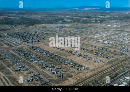 DAVIS-MONTHAN AIR FORCE BASE, Ariz. (28 marzo 2015) Una veduta aerea di pensionati di aerei militari presi da aeromobili 916, un P-3C Orion il pattugliamento marittimo velivoli dalle aquile reali di Patrol Squadron (VP) 9, come si cerchi il 309th aerospaziali e di manutenzione Gruppo di rigenerazione (309 AMARG) a Davis-Monthan Air Force Base in Tucson, Arizona La 309 AMARG è responsabile per la conservazione e la manutenzione di aeromobili per il futuro il reimpiego, parti di ricambio o il corretto smaltimento dopo il pensionamento da parte dei militari. Foto Stock