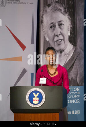 09 Dicembre 2013 - Washington DC - Il Dipartimento del Lavoro donna Bureau (WB) cinquantesimo anniversario della relazione del presidente della commissione per lo status delle donne conferenza. Latifa Lyles, Direttore delle donne di presidenza ha aperto la manifestazione e la discussione di gruppo è stato guidato da Laura Fortman, Principal Vice Amministratore per il salario e ora divisione dell'U.S. Dipartimento del Lavoro. I partecipanti sono stati Ellen Galinsky, presidente e cofondatore di famiglie e lavoro Istituto; Gaylynn Burroughs, direttore della politica e della ricerca per la maggioranza femminista Foundation e Vicki Shabo, Direttore di Foto Stock