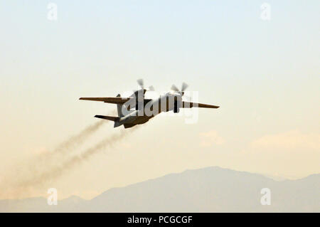 KABUL, Afghanistan -- Una collezione di Mi-17's e Mi-35 di elicotteri e C-27 e UN-32 ala fissa Craft prendere parte ad un air show in occasione della celebrazione del giorno della vittoria: il 28 aprile 2010 a Kabul, Afghanistan. (US Navy Foto Stock