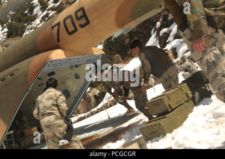 Polizia nazionale afgana truppe eliminare disposizioni dal retro di un Afghan Air Force Mi-17 elicottero di trasporto durante un combattimento missione di rimbocco in Barge Matal nel nord della valle Kunar Marzo 10. La Afghan Air Force ha lavorato in collaborazione con il Ministero degli interni e le forze della coalizione per completare la missione, utilizzando dieci aeromobili per offrire oltre 9 mila chilogrammi di armi, munizioni e cibo alla polizia nazionale afgana di stanza nella postazione remota che è visto come vitale da funzionari afghani, grazie alla sua vicinanza con il Pakistan e la storia delle attività di insorti. A seguito dell'alimentazione drop-off, Foto Stock